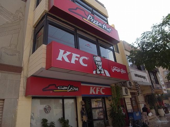 そしてトリビアの泉で有名になった、スフィンクスが見つめているケンタッキー。。<br /><br />この近くでピックアップしてもらい、ダハシュールに向かいます。