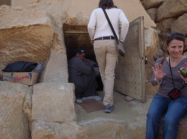 まずは赤のピラミッドに到着。<br />ここでも、内部に入ります。ここは、カフラー王にピラミッドよりキツかった・・・