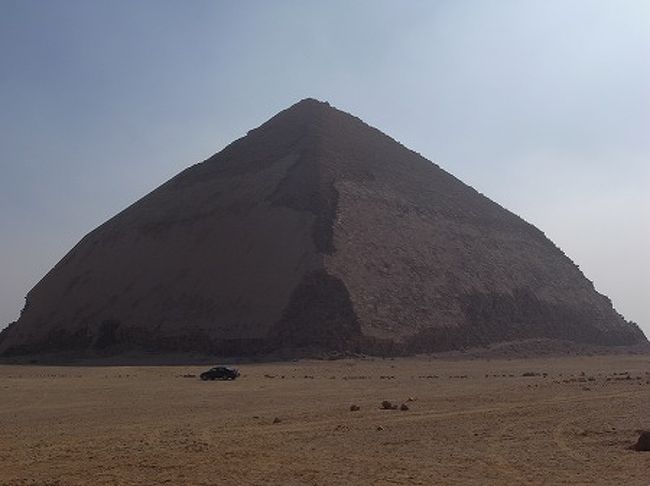 途中から角度の変わっている屈折ピラミッド。<br /><br />これでダハシュールの観光は終わり、メンフェスに向かいます。<br /><br />