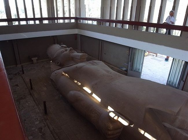 メンフェスでは、ラムセス2世の巨像が展示してります。