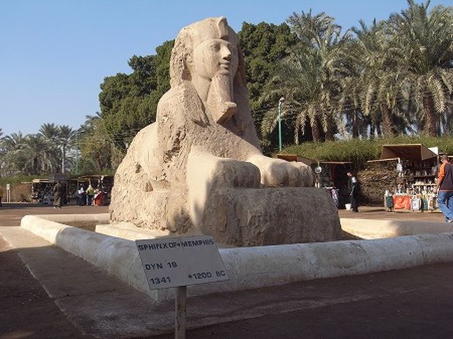 外には、ちと小ぶりなスフィンクスが。。