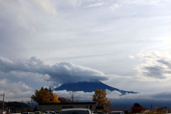 河口湖紅葉まつりの臨時駐車場から見た富士山<br /><br />笠雲をかぶる富士山が見えました。