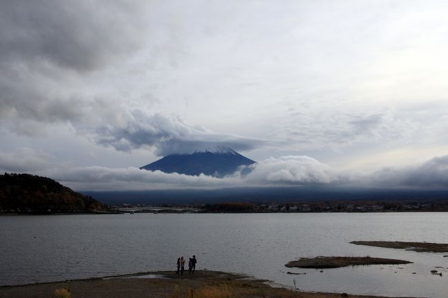 河口湖畔に出て、笠雲をかぶった富士山を眺めました。
