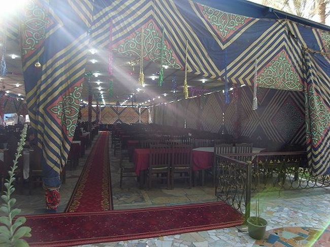 ということで、昼食付きですのでレストランにきました。<br />