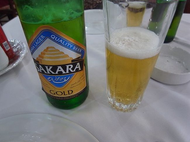 エジプトですが、ビールはあります。<br />まずは、サッカラビールでノドを潤します。<br /><br />くぅ〜うまい！！