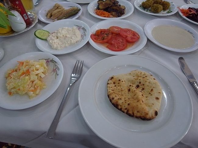 続いてお食事。。<br />何かわからんが色々でてきます。<br />味は・・・