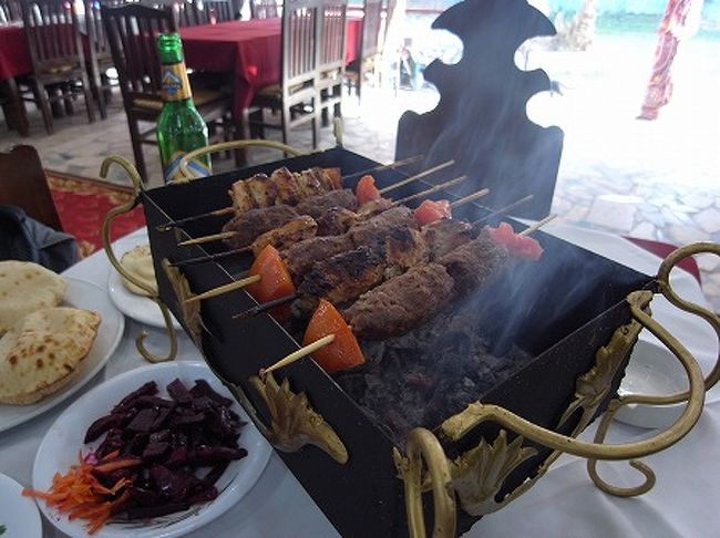 ケバブも出てきました。<br />結構ボリューム満点です。。<br /><br />酔いも手伝ってか、ここのスタッフのバクシーシで高級に見えるボールペンをやると、いっぱい寄ってきて大変でした（＾＾；