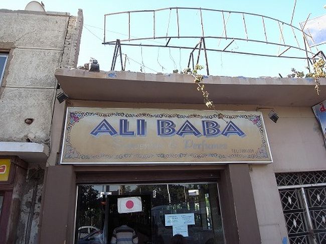 食べ終わると、お決まりお買いものに連れていかれます。<br />アリババ。日本語の堪能なエジプト人店主が接客してくれます。かなり商売上手ですよ。