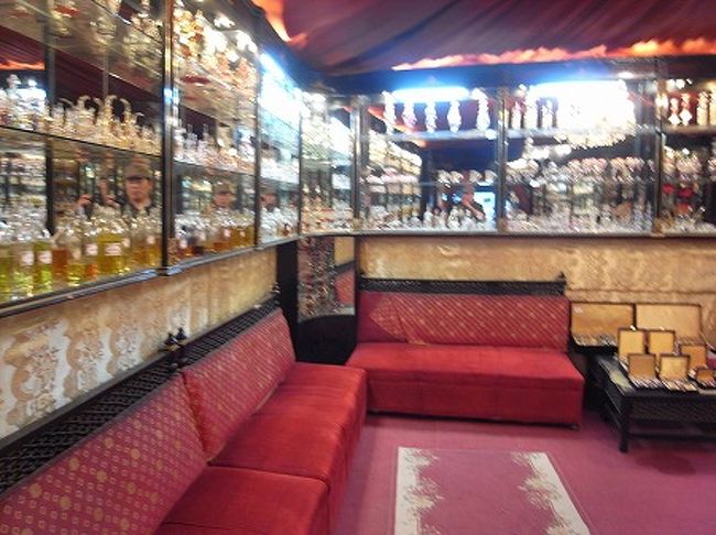 店には香料や、ガラス製品などが置いてあります。