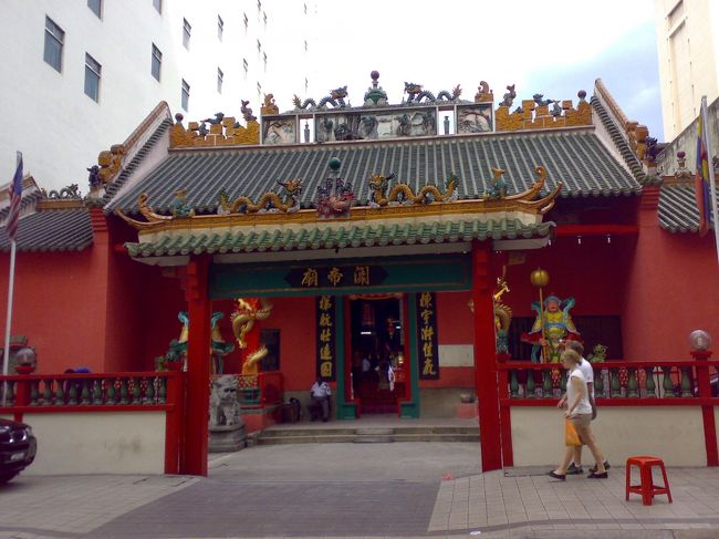 ヒンドゥー寺院スリ・マハ・マリアマン寺院に行こうと思ったら、なぜか関帝廟に着いた？<br /><br />せっかくなので、お参りする。<br /><br />しかし、そんなはずはないので来た道を注意深く戻ると、、、