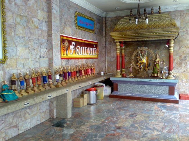 ヒンドゥー寺院に入るのは初めてなので、興味津々。<br /><br />左側にずらっと並んでいるのは神様なんだろうか？<br /><br />1人1人腰巻きの色が違くて、芸が細かい。