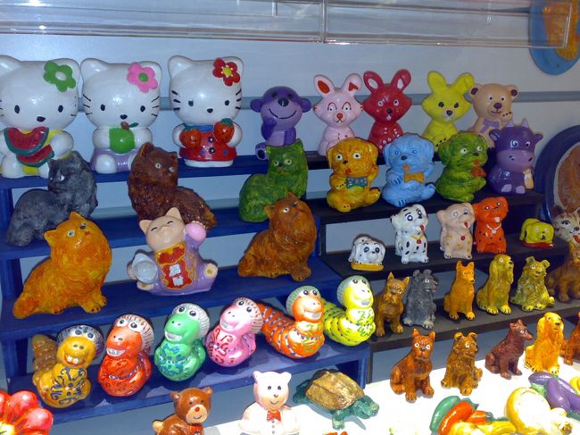 全て売り物でもある。<br /><br />かわいいというよりコワいんだけど〜。