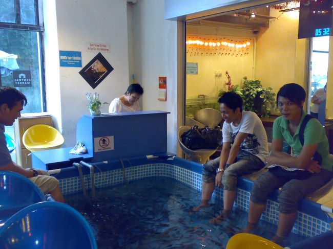 左側の男性が入ってきたとたん、Dr.方が一気に彼の足めがけて突き進む。<br /><br />す、すごい。