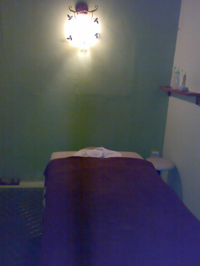 最初の30分は、ここで上半身のマッサージ。<br /><br />これがかなり力まかせな感じで、、、痛かった。<br /><br />Traditionalとはこういうものなのか！？