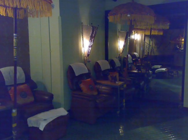 イス席に移動して、Foot 30分。<br /><br />ホーチミンの空港は激高だったけど、気持ちよかったな〜なんて思いながら。<br /><br />確かに疲れは取れたんですが、翌日もみ返しがきました。