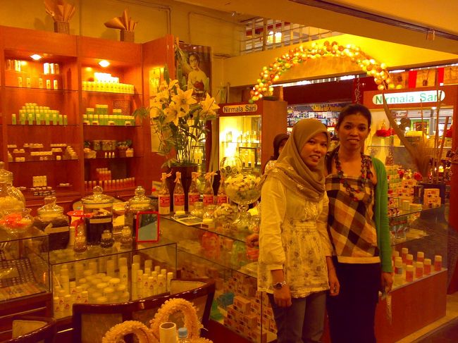 ファンデーションが切れてしまったので、ちょっとお高そうなお店へ。<br /><br />商売上手なお姉さん方。