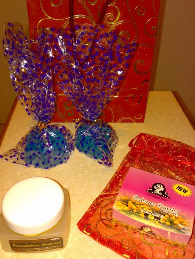 手前右から<br /><br />　ファンデーション RM30 (\750)<br />　BB的ファンデーション RM60 (\1,500)<br />　<br />【お土産】<br />　ガマ（マレーシア特産ナマコ）の石けん RM5×2 (\250)<br /><br />よくよく見たら、JAKARTAの文字が、、、