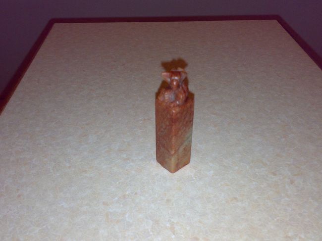 ついつい作らずにはいられない<br /><br />印鑑 RM60 (\1,500)<br /><br />あえて中学生が彫ったみたいな下手ウマさでお願いする → 想像通りの出来ばえに大満足。