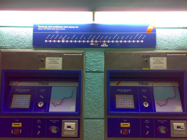 セントラル・マーケットを充分満喫した後は、クラナ・ジャヤラインに乗って3駅先のKLCCへ。<br /><br />自動券売機もすごく分かりやすくて簡単。<br /><br />　片道 RM1.6 (\40)