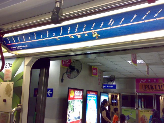 車内には路線図もあるし、日本並みに親切。