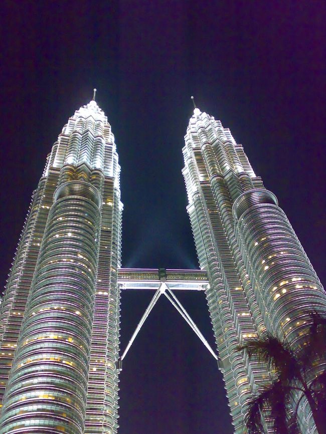 KLといえば、ペトロナス・ツイン・タワー！<br /><br />ヤバ〜い！！<br /><br />美しすぎて、同じような写真を撮りまくり。<br /><br />熱帯夜に映えるクールなライトアップ。<br /><br />この圧倒的な迫力に完敗。