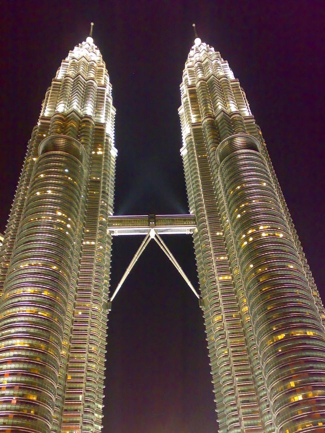 ライトの加減かこんな色も。<br /><br />みんなベストスポットを求めて右往左往。<br /><br />平日の22:00近くでも人がいっぱい。