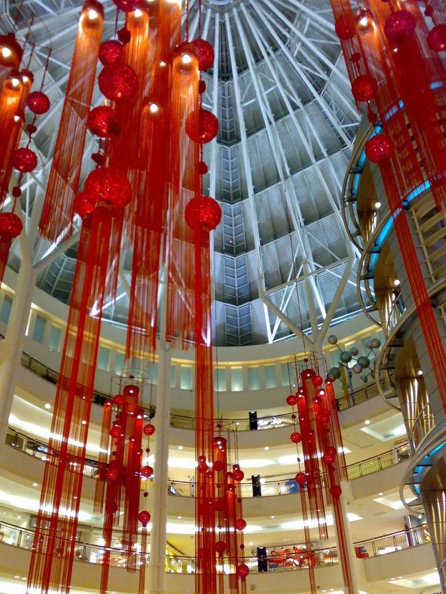 ツイン・タワーの中にはスリアKLCCという巨大ショッピングセンターが入っていてとってもゴージャス。<br /><br />おトイレも驚愕の<br /><br />　RM2 (\50) … 他は、RM0.2とかRM0.5とか