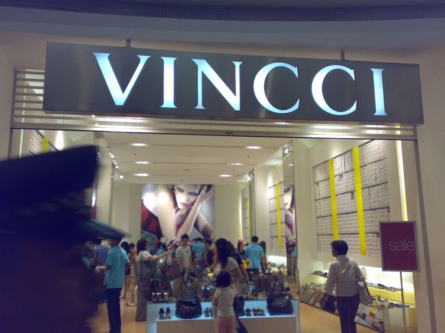 マレーシアといえば、サンダルと叩き込まれ。<br /><br />靴好きは、大急ぎで2大ブランドへ。<br /><br />NoseよりVincciの方が好みかな。<br /><br />しかし、到着した時点ですでにシャッター降りかけ。<br /><br />結局、買っていない。