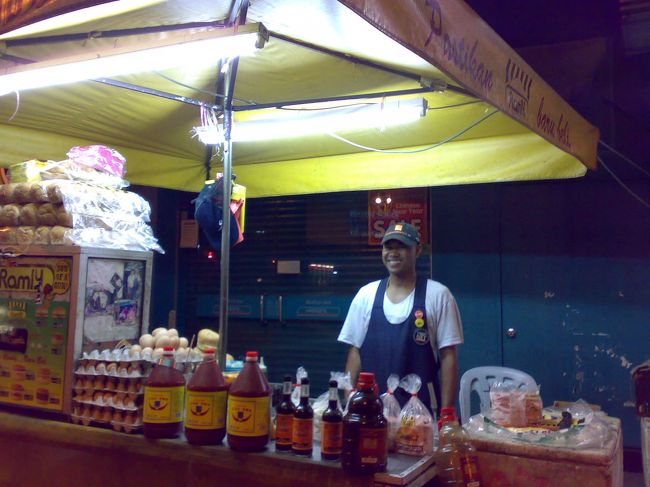 あまりにもおなかがすいていたためハンバーガー1コでは満たされず、戻ってきたチャイナタウンをウロウロ。<br /><br />すると、KLCCに行く時道を聞いたフランス人のオジさんとバッタリ。<br /><br />ご一緒することに。<br /><br />そして、なぜかまたバーガーを買う。<br /><br />　Egg Burger RM1.8 (\45) … オムレツサンド