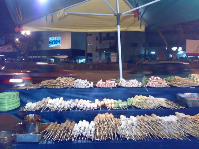おでん系屋台へ。<br /><br />どれでも1串 RM1 (\25)。<br /><br />ちくわがあったので眺めていると、それはマッシュルームだと言う。<br /><br />日本にこれとそっくりなのがあるけど魚のすり身だよって言っても、イヤ、これはマッシュルームだと言い張るので買ってみる。
