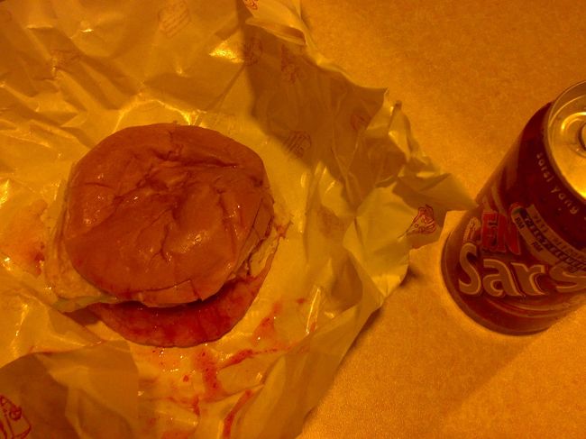 さすがにおなかいっぱいでバーガーは食べられず。<br /><br />翌朝<br /><br />　サーシ RM1.8 (\45)<br /><br />と一緒にいただきました。　<br /><br />確かに湿布味だけど、けっこう飲めるかも。