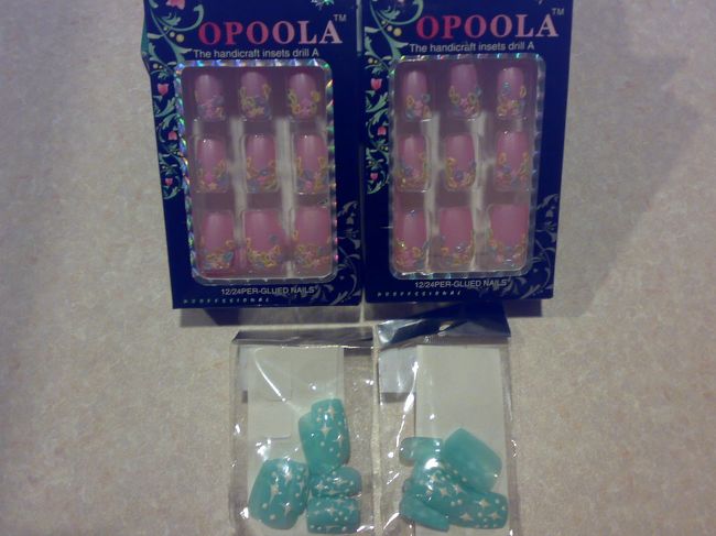 BOGOF(Buy One Get One Free) : 1コ買ったらもう1コがタダでもらえるいわゆるボグオフ店にて。<br />　<br />　つけ爪（上）RM12 (\300)  <br />　　　　（下）RM5 (\125)  　