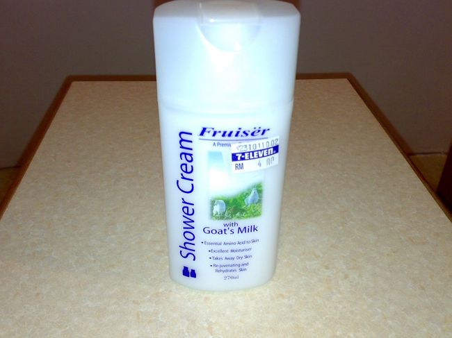 セブンで買った<br /><br />　ボディソープ RM4 (\100)<br /><br />これが大ヒット。<br /><br />髪の毛もリンスなしでさらっさら。<br /><br />1本お持ち帰り。