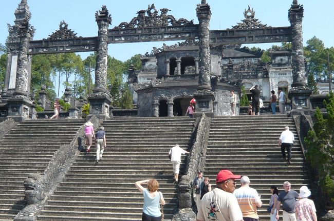 ホイアンからフエに行くには、ハイバン峠をこえる。　今はトンネルが出来、随分便利になって。<br />カイディン帝廟　西洋風の建築。