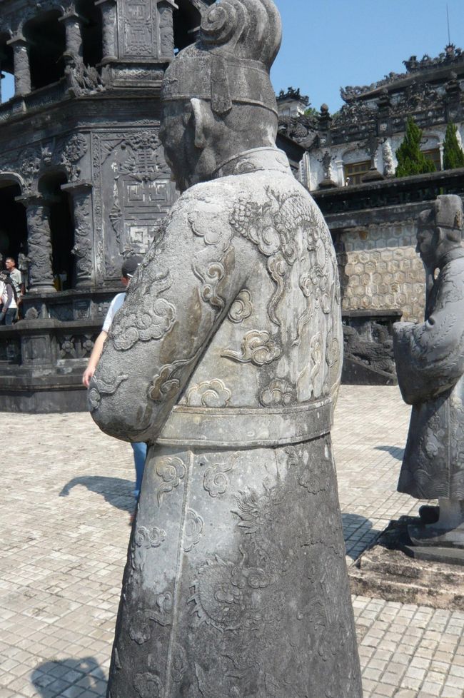 階段を登ると、役人　馬　象などの石像が、廟を守って、しかし　この像　等身大との説明でしたが、　本当に小さく、かわいい。　当時の人も動物も　コンパクト。