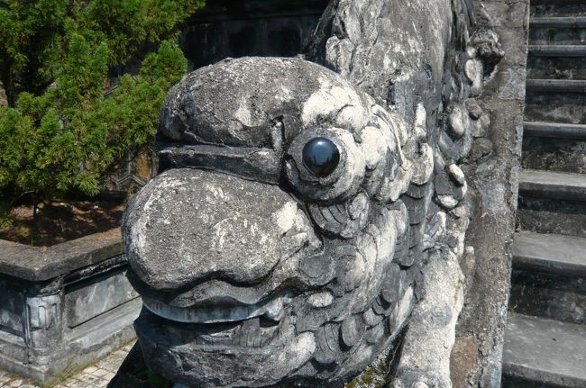 手すりには龍がきざまれ、　皇帝の威厳が。龍の目はビンの底が使われ、