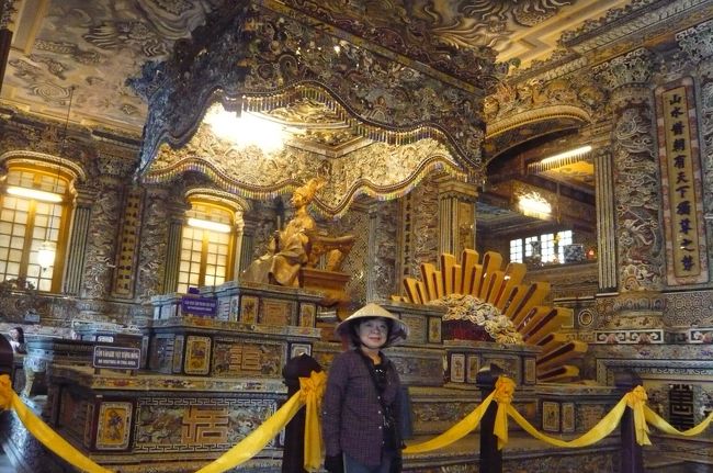 廟の天井　壁は中国の磁器　日本のガラスで　まるでステンドグラスのように、モザイクのように、　かざられ、　色鮮やか！