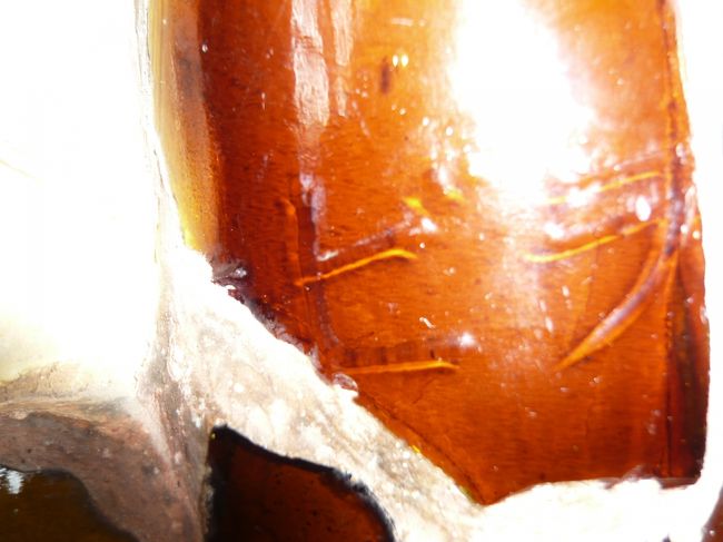 日本のビール瓶を。　これも柱の一部で、装飾されています。