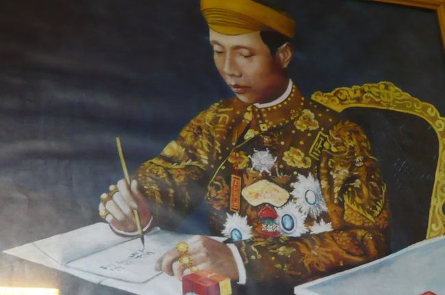 この方がカイディン帝、　驚いたのは　この当時総て中国式、　帝の衣装、特に漢字が使われていました。