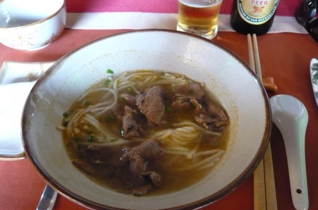 この後昼食、　実は昨年　ホーチミンのブンボーフエ（レストラン）で食べたフエ名物のブン（麺）がとても美味しかったので、本場でのを楽しみにしていたのですが、、、日本の食堂のウドンみたい。　残念！<br />来年　またホーチミンへ行こう！