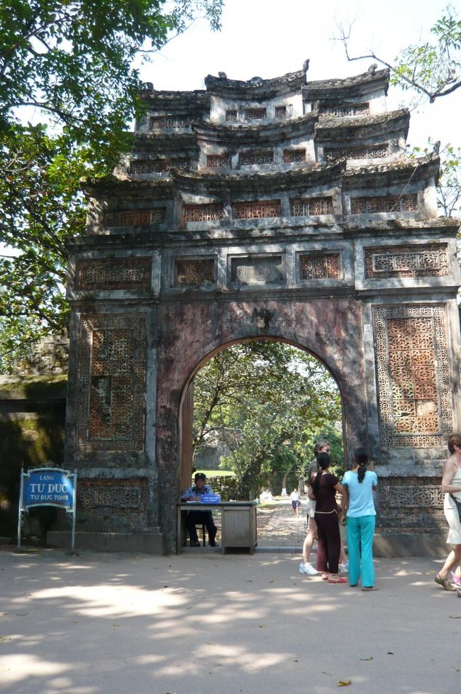 テュデュック帝廟<br />広々した廟で　中には大きな池があり、釣りと涼しさを楽しむ木造の建物もあり