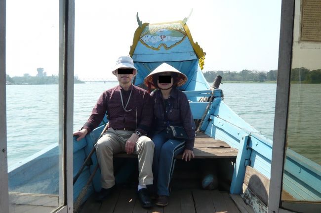 この後　水上生活をしている人のボートで、ティエンムー寺へ。　ボートが岸を離れると、すぐに奥さんが　みやげ物のセールスに。　１０分足らずの間に　上手に商売。