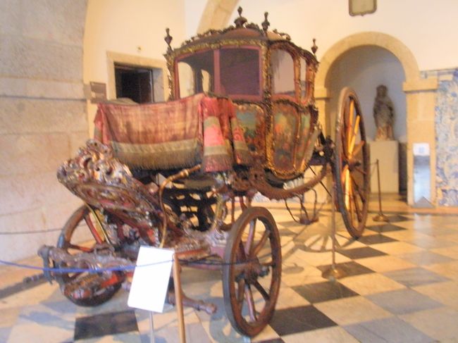 美術館の中は、こんな感じ。部屋もアズレージョでいっぱい。また、緑色の旗や衣装多し。ポルトガルの色。