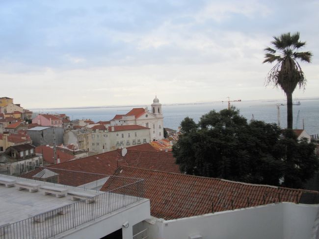 Largo Portas do Sol(ﾎﾟｽﾀｽ･ﾄﾞ･ｿﾙ広場)から見た風景。手前の白い屋根はPostas do sol という、新しいカフェ。ホットチョコレート（ﾗｲﾄ）を３ユーロで。ちなみにホットチョコはﾗｲﾄでもかなり濃い。 <br />