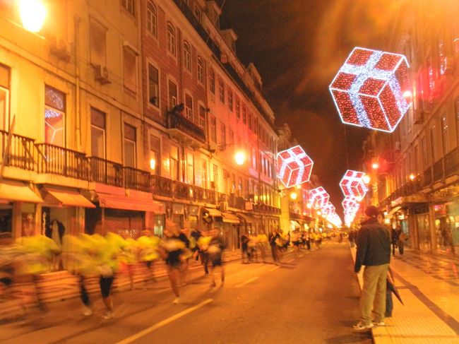 ホテルに戻ってから、フィゲイラ広場やロシオ広場へ行く。なぜか、ロシオ広場で市民マラソン？がスタートしていた。12月27日マラソン？！しかも、スタートが夜？！とにかくみんな一生懸命。がんばれーー！