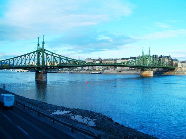 　今となってはどれくらい遅れたかはよく覚えていないのですが、英国航空の航空機が成田を飛び立ったのは予定時刻を大幅に過ぎていました。結局、ヒースローでの乗り継ぎに間に合わず、その日は空港近くのホテルで１泊することに。翌朝は確か午前５時くらいから朝食をいただいと思います。早くも私の体はがたがたでした・・・。<br />　とりあえず、１月５日ハンガリーからスタートです。<br />  やはり、最初はドナウの写真から。