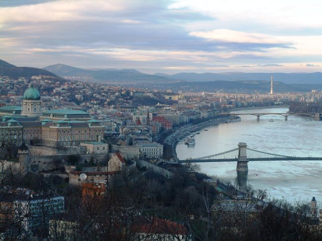 　丘の上から王宮とドナウ川を撮ったものです。