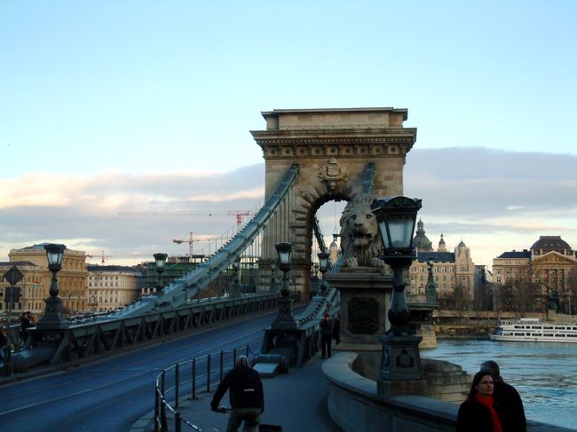 　ドナウでわかれているブダとペストを結んでいる「くさり橋」です。