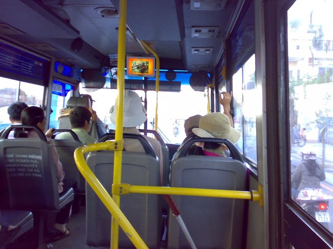 　14:20 クアラルンプール発 ベトナム航空VN756<br />　15:10 ホーチミン着 <br /><br />飛行機に乗り込む時、ベト語でありがとうは何て言うんだ？って聞かれた。<br /><br />どこ行ってもこの顔は日本人じゃないって言われるけど、ベトナムもかすってる！？<br /><br />そして、情報収集する時間のないまま到着してしまった。<br /><br />滞在できるのは9hほど。<br /><br />ウロウロしてたら、日本語ツアーパンフ最終ページに簡単な日本語の地図を発見！<br /><br />とりあえず、#152のバスでベンタン市場を目指してみる。<br /><br />AC付のTV付（驚）！！<br /><br />　VND3,000 (\15)