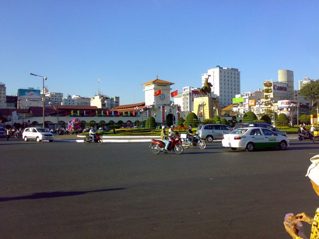 空港から1hほどかかって、終点のバスターミナルに到着。<br /><br />ラウンドアバウトな感じから判断するに、ベンタン市場っぽい。